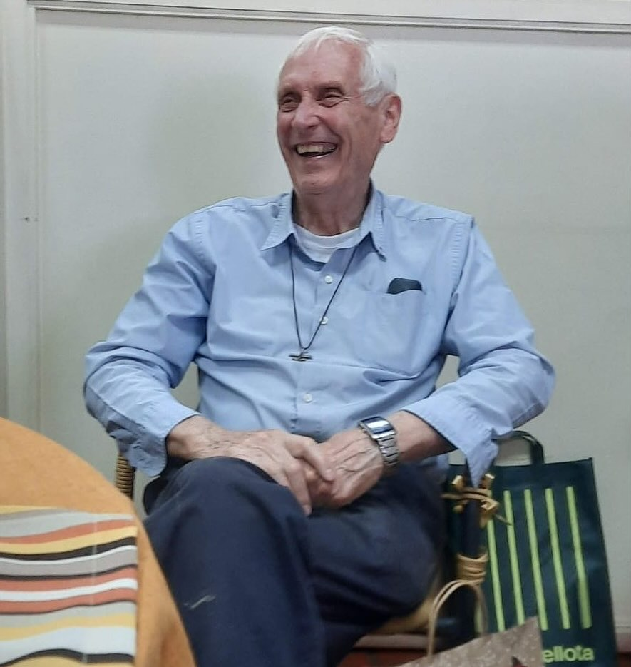 Adulto mayor sonriendo durante una actividad del centro diurno