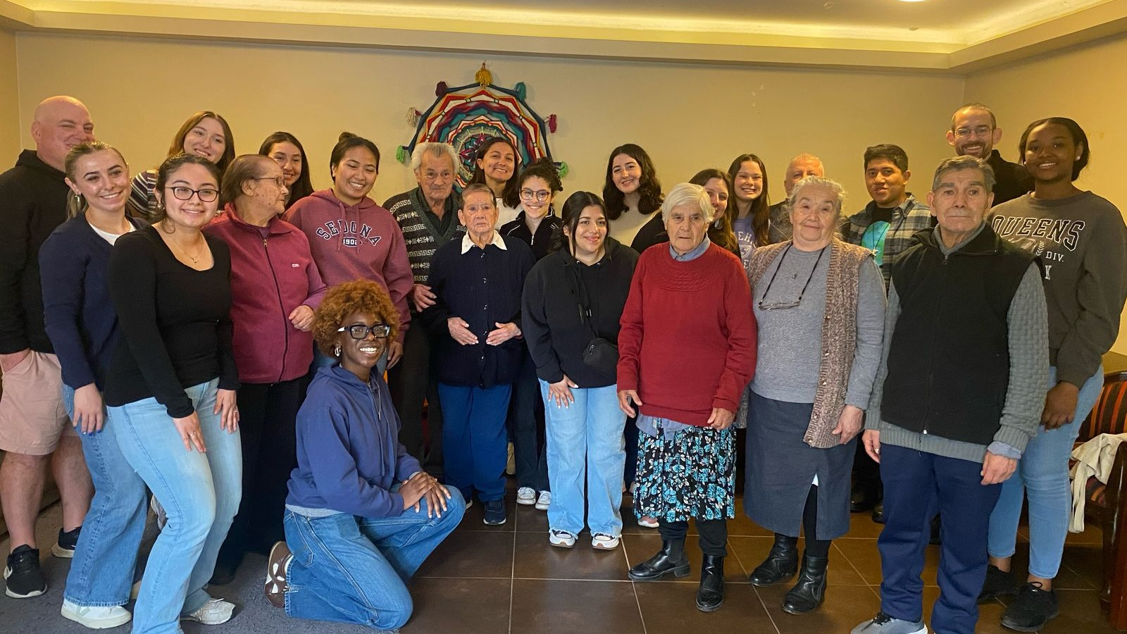 Comunidad de la fundación: personas mayores junto a voluntarios y voluntarias