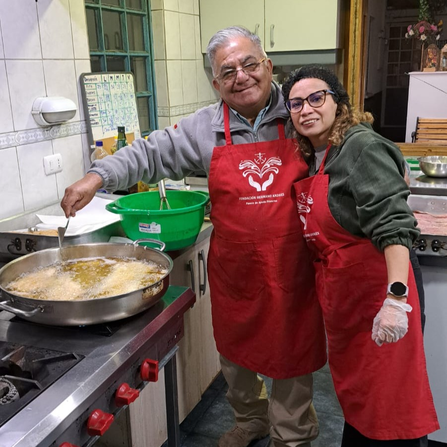 Voluntarios preparando alimentos en la cocina de la fundación